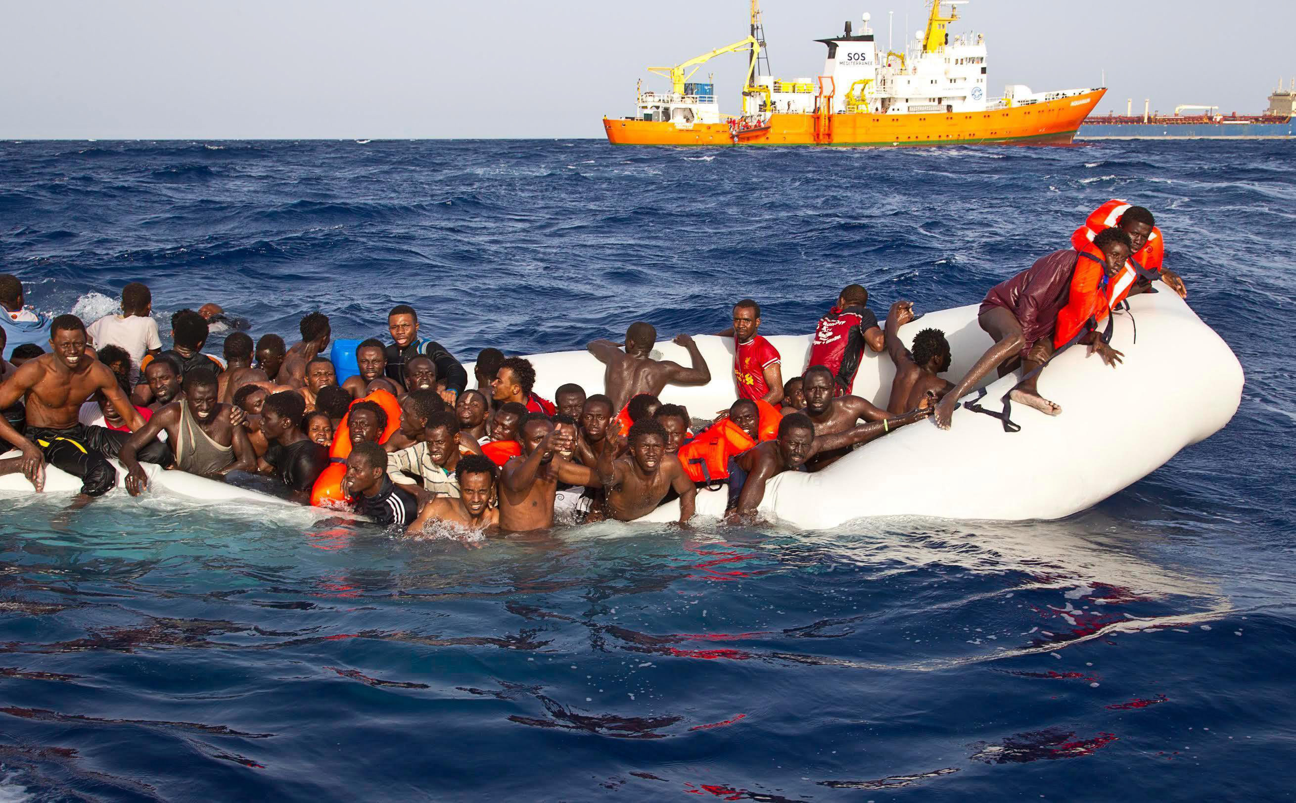 Резиновая лодка с беженцами в Средиземном море