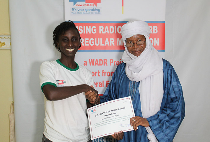 Mariama Thiam (à droite), formatrice aux médias de WADR, remet une attestation à un journaliste d’une radio communautaire d’Agadez (Niger)